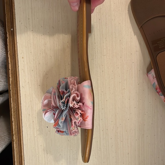 Gianni Bini slides with fun fabric flower embellishment - Picture 5 of 7